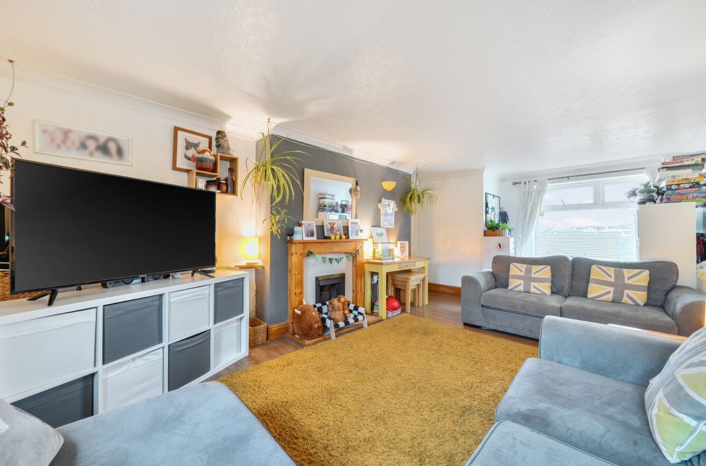 Property photo 2 of 10 2 - 1384993-14-6932c3...