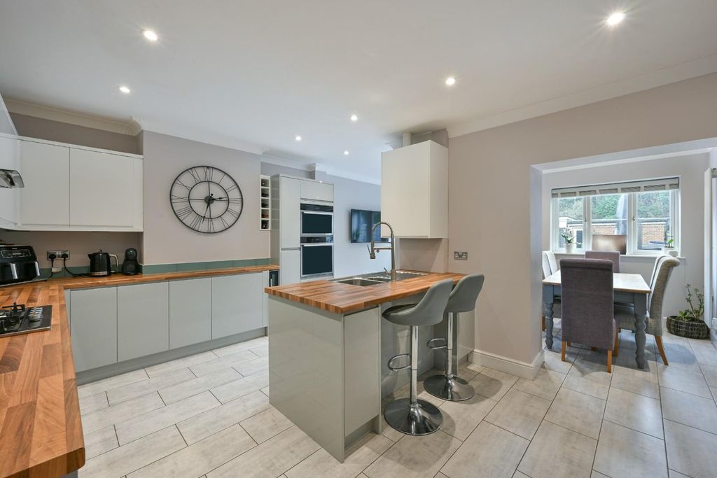 Property photo 2 of 14 Ashurst Road