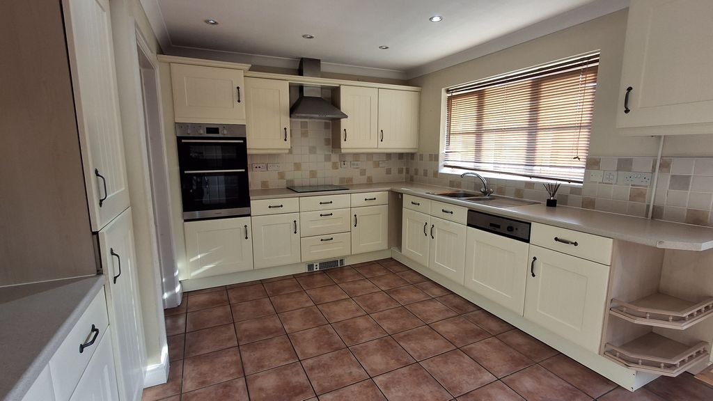 Property photo 2 of 19 Kitchen