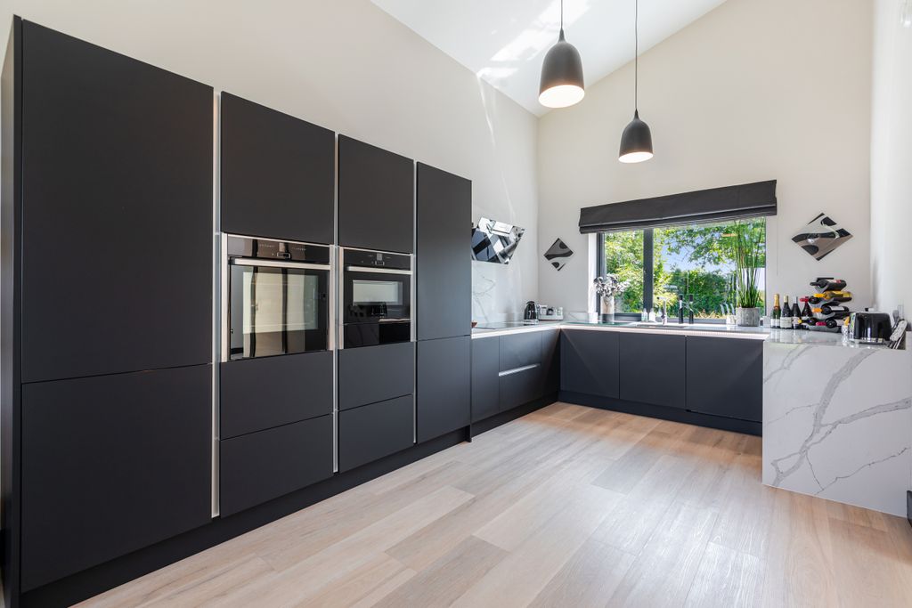 Property photo 2 of 24 A19 - Brixton, Reeves House - 250618