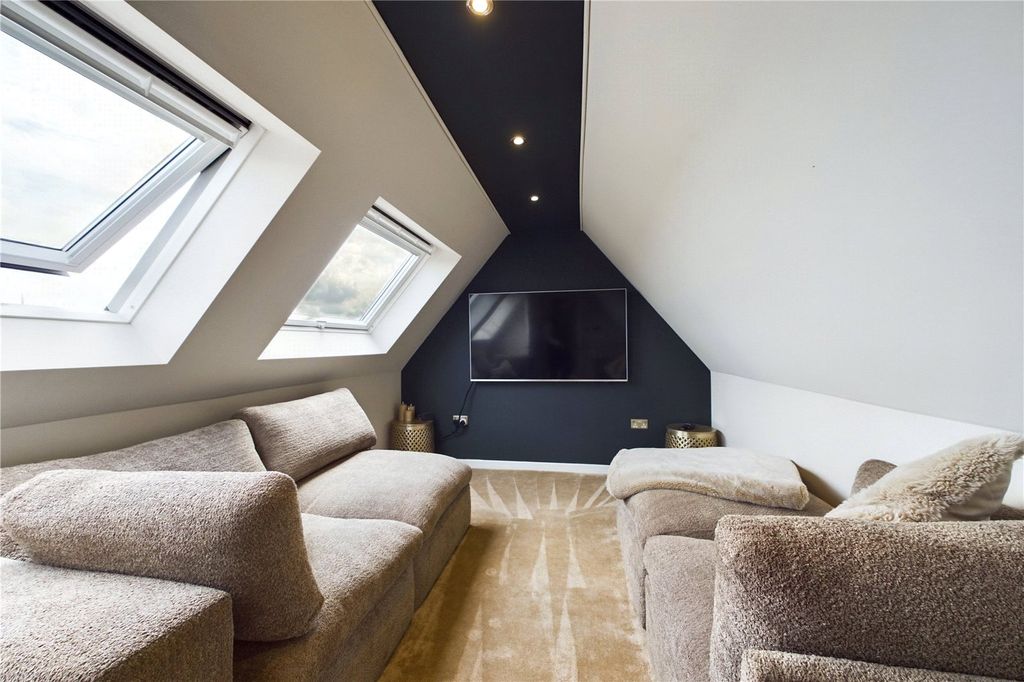 Property photo 2 of 18 Cinema/Bedroom