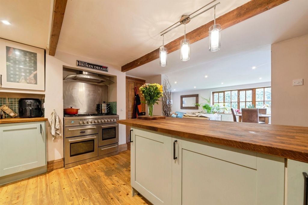 Property photo 2 of 25