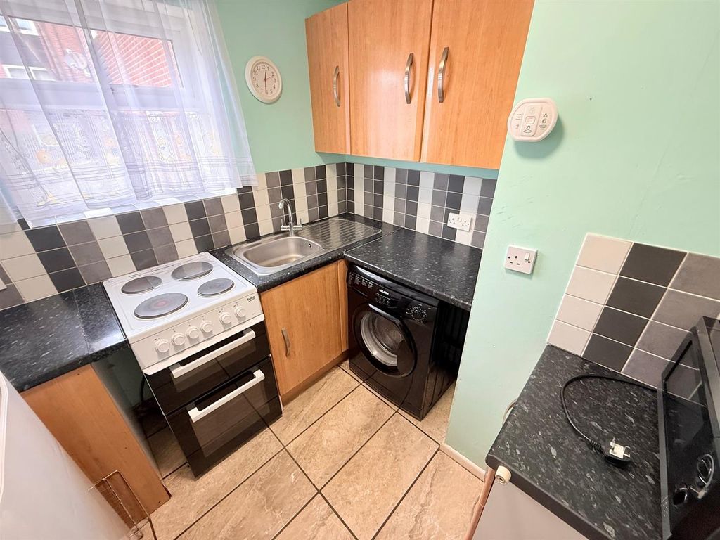 Property photo 2 of 8 Kitchen