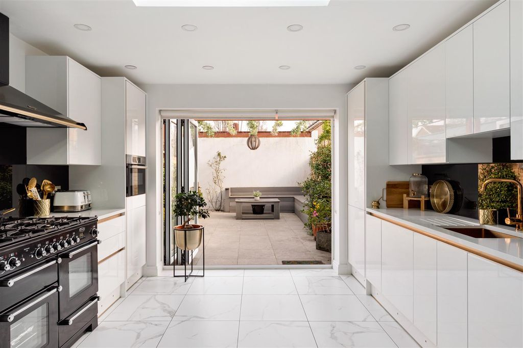 Property photo 3 of 21 Finch Gardens, E4