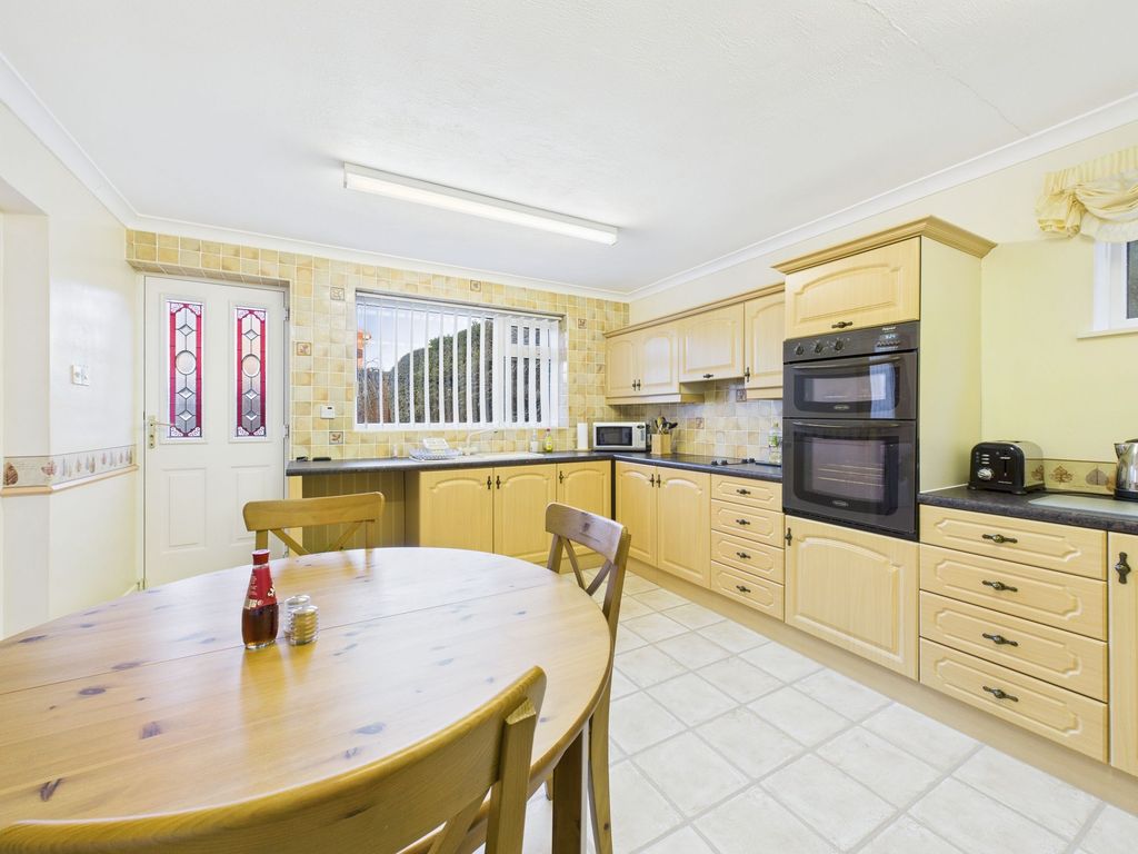 Property photo 3 of 12 Dining Kitchen
