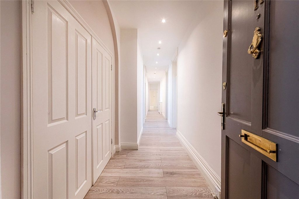 Property photo 3 of 7 Hallway