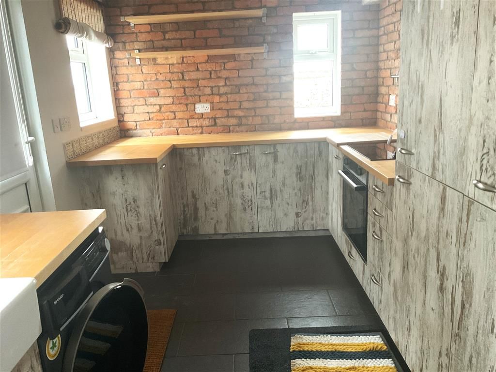 Property photo 3 of 8 Kitchen