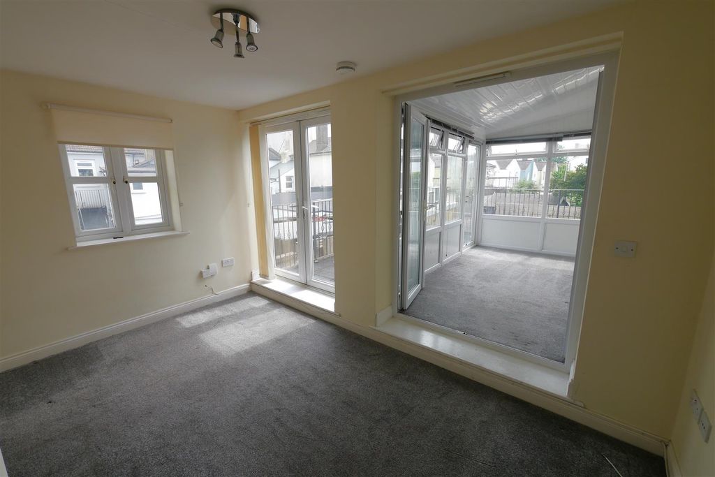 Property photo 3 of 9 Bedroom