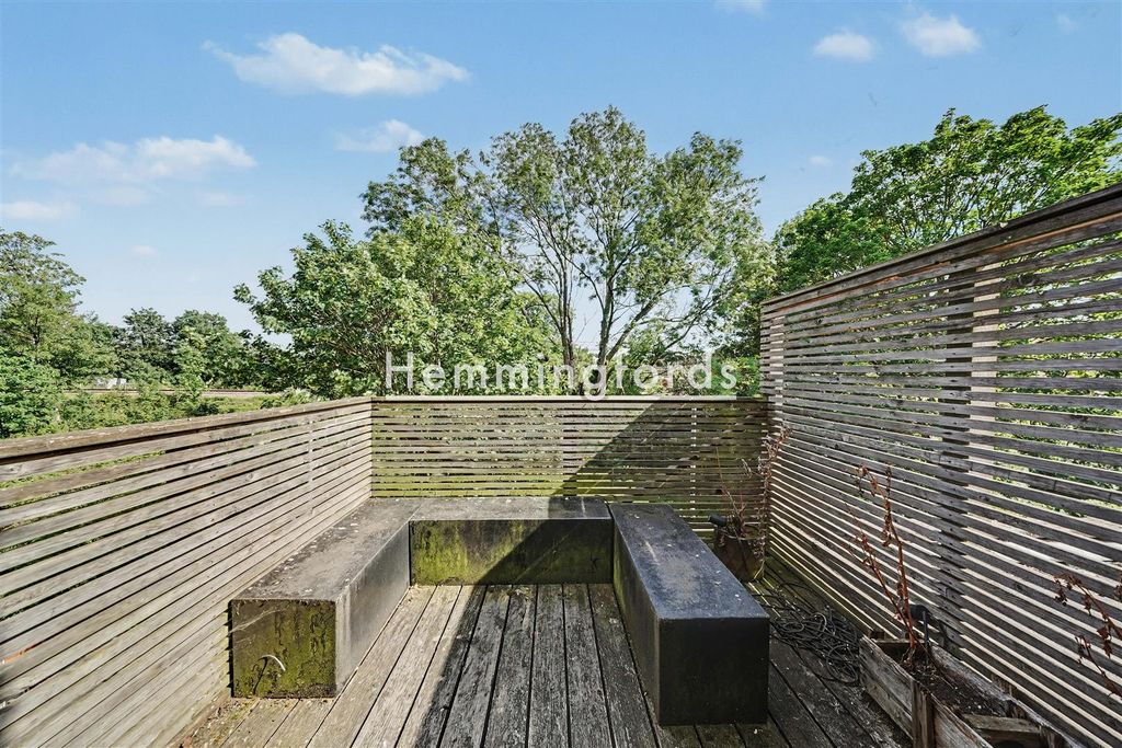 Property photo 2 of 14 Iverson Road Nw6-7.Jpg