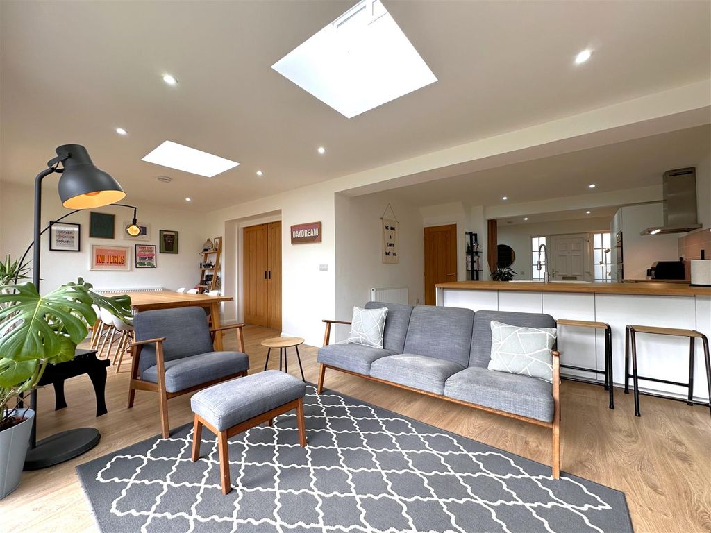 Property photo 2 of 30 Open-Plan Living Space 671