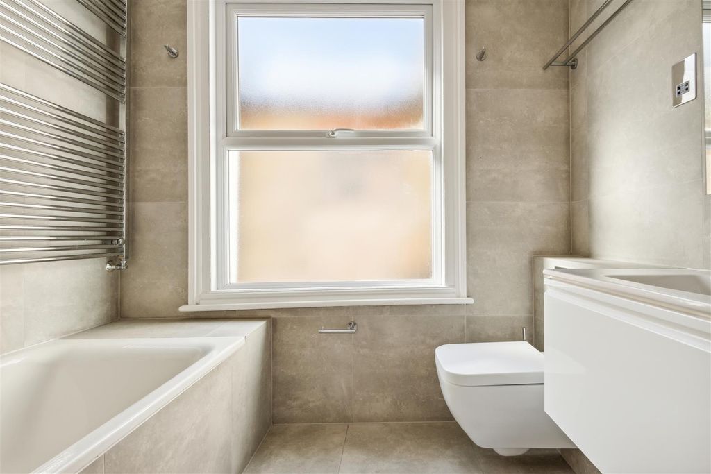 Property photo 3 of 17 17 Kent Road W4 5Ey-9.Jpg