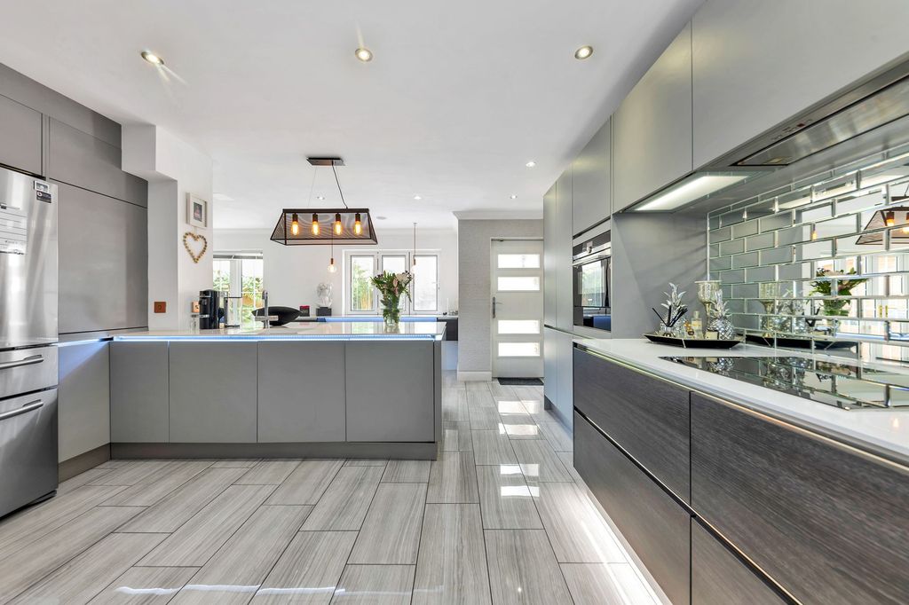 Property photo 3 of 28