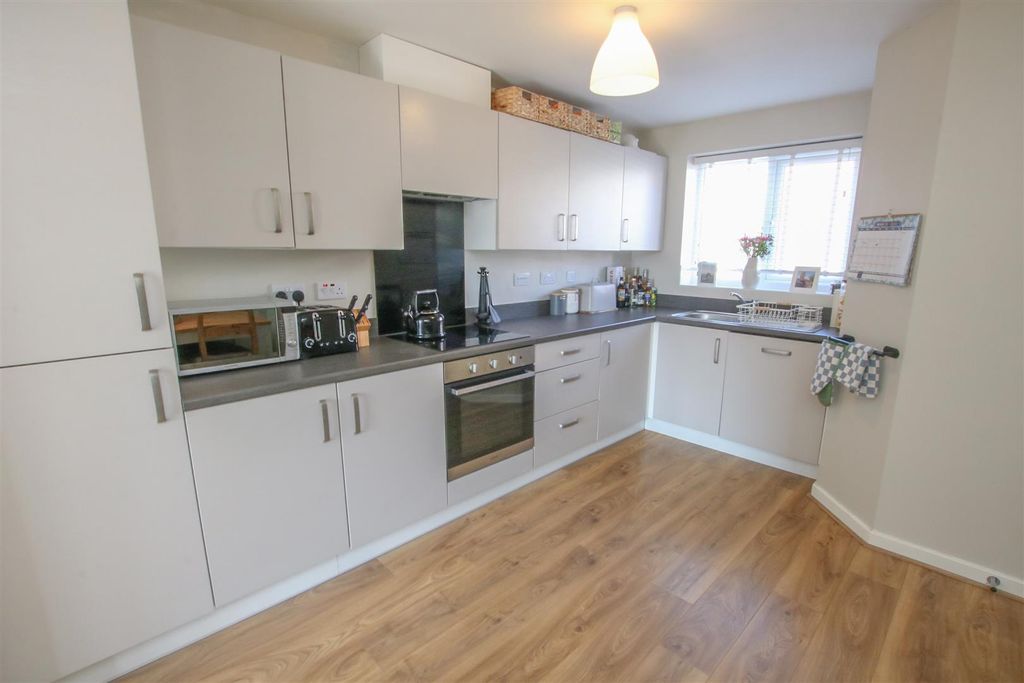 Property photo 3 of 18 Dining Kitchen