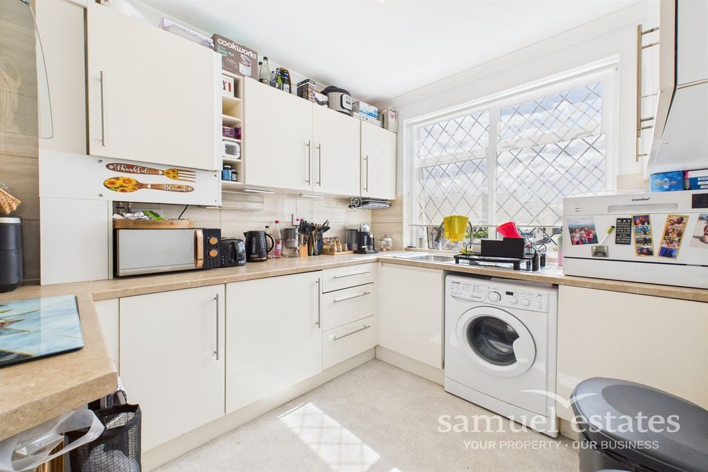 Property photo 2 of 12 Kitchen