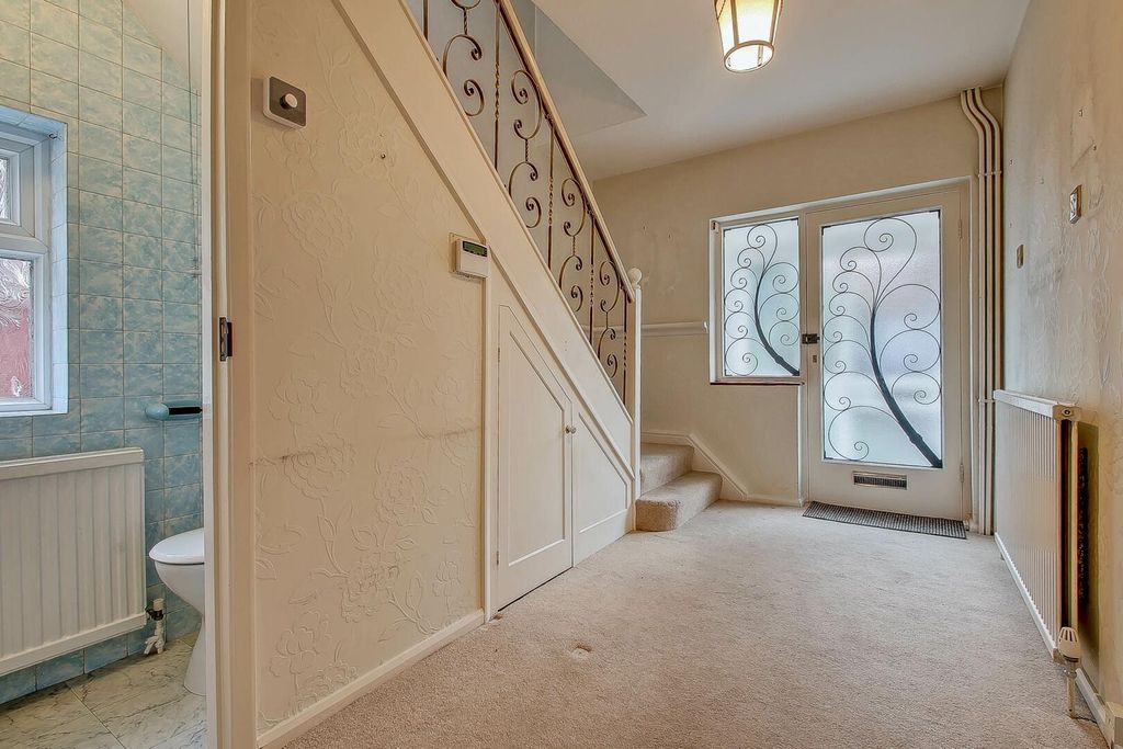 Property photo 2 of 18 Hallway