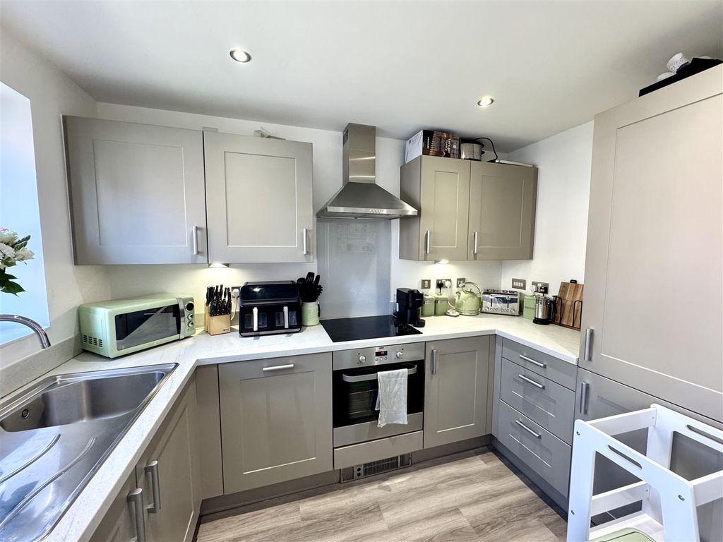 Property photo 3 of 13 Kitchen