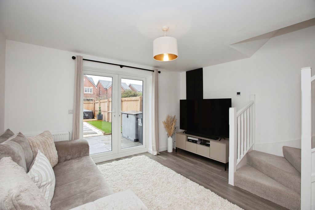 Property photo 3 of 16 Lounge