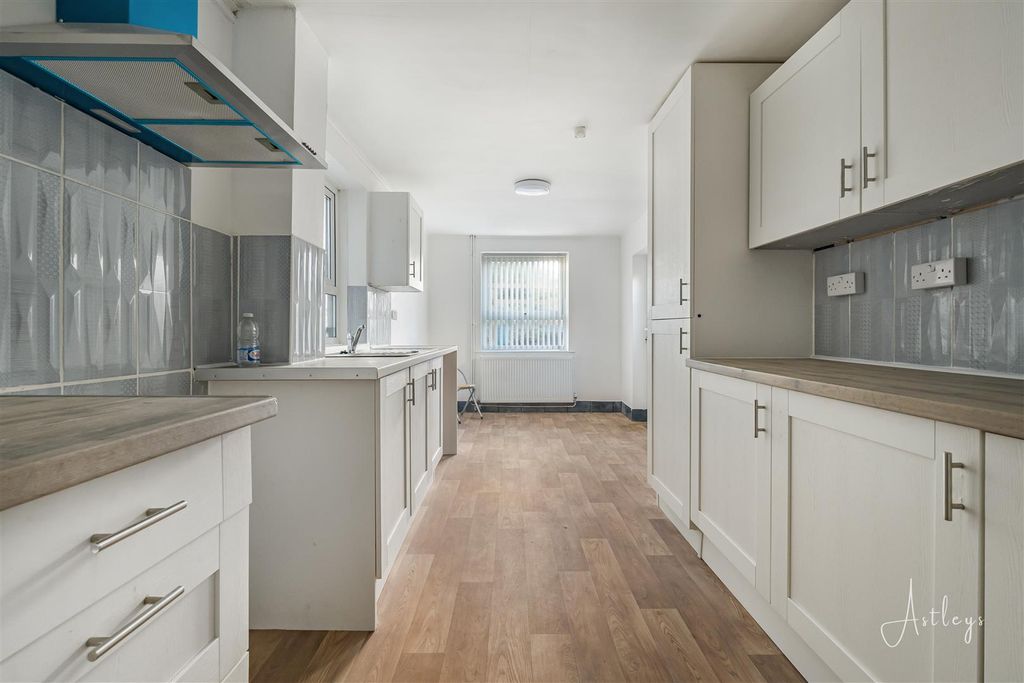 Property photo 3 of 13 Kitchen/Breakfast Room