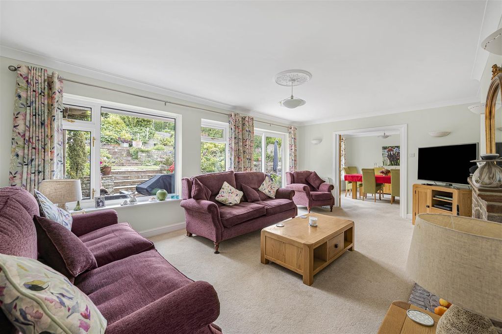 Property photo 3 of 23 Lounge