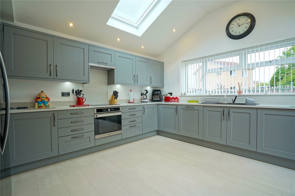 Property photo 2 of 27 Picture No. 23