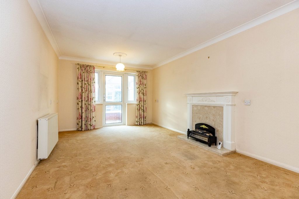 Property photo 2 of 18 Lounge