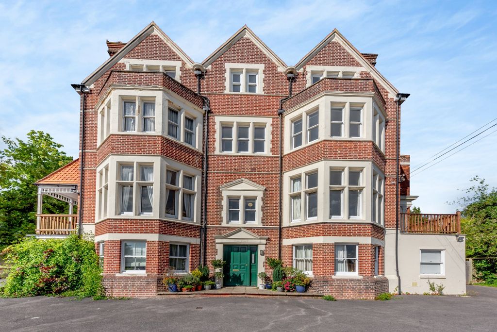 Property photo 1 of 10 Guildown Road