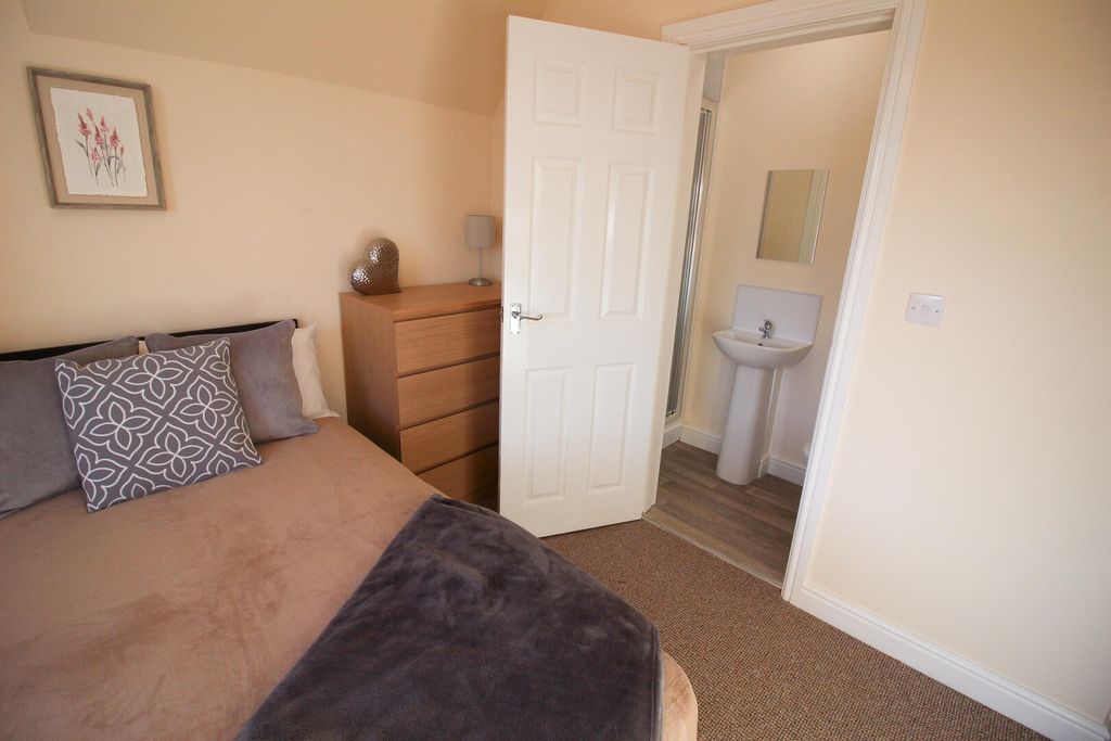 Property photo 2 of 5 Bedroom