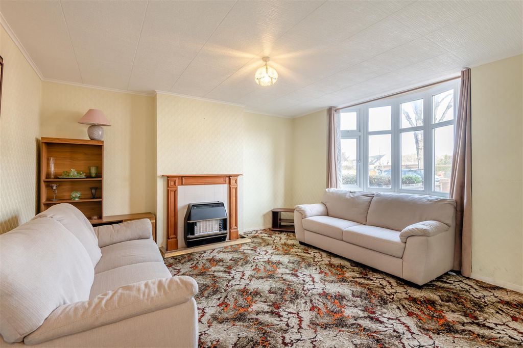 Property photo 2 of 21 Lounge