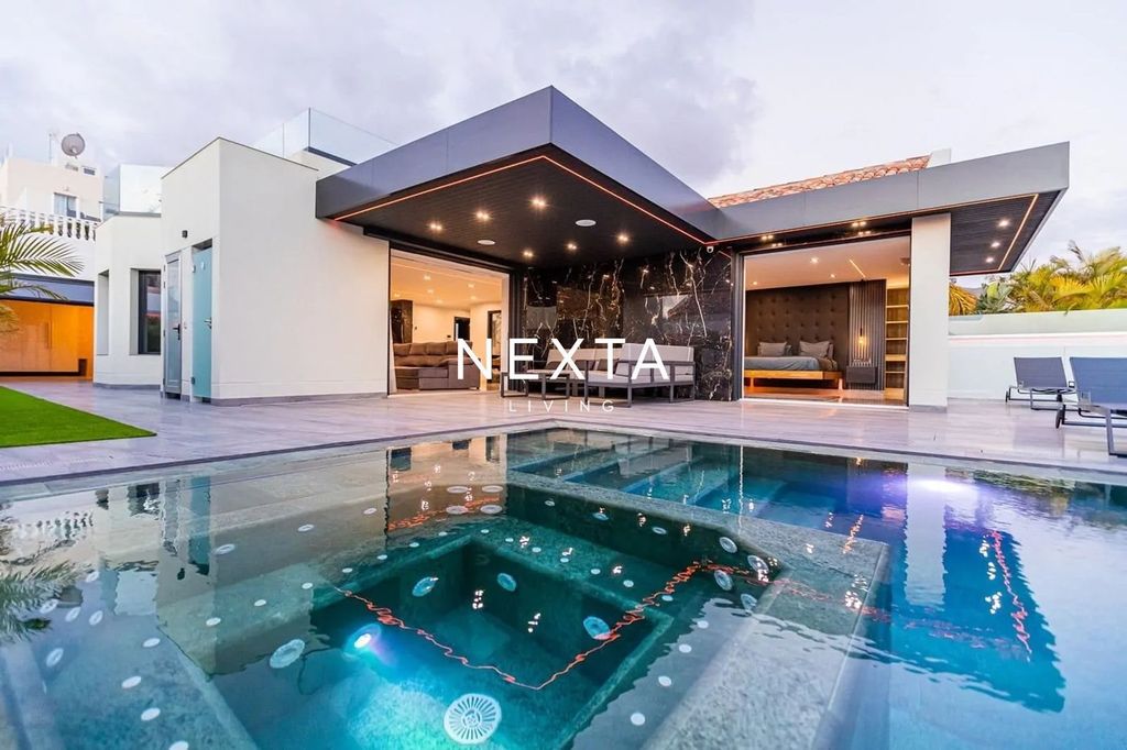 Property photo 1 of 26 ¡Modern Villa With Ocean Views And Heated Swimming Pool In Costa Adeje!