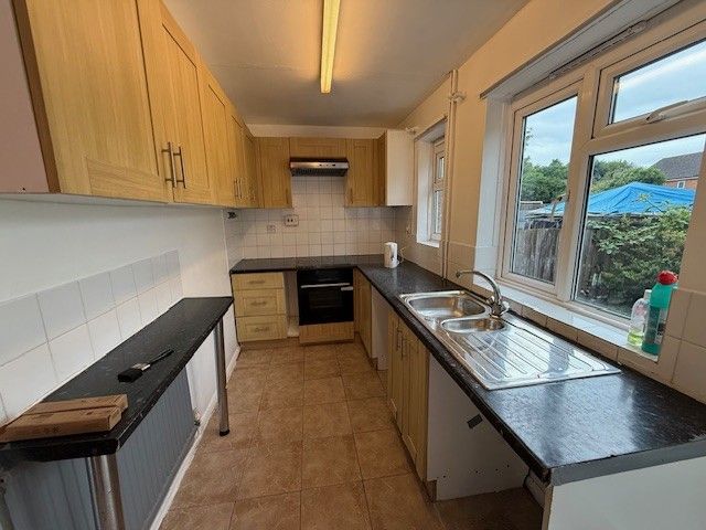 Property photo 3 of 11 Kitchen