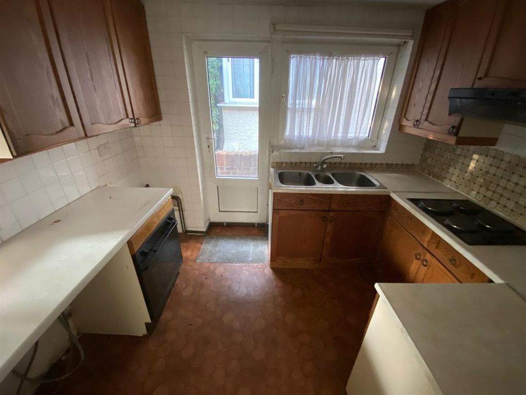 Property photo 3 of 11 Kitchen