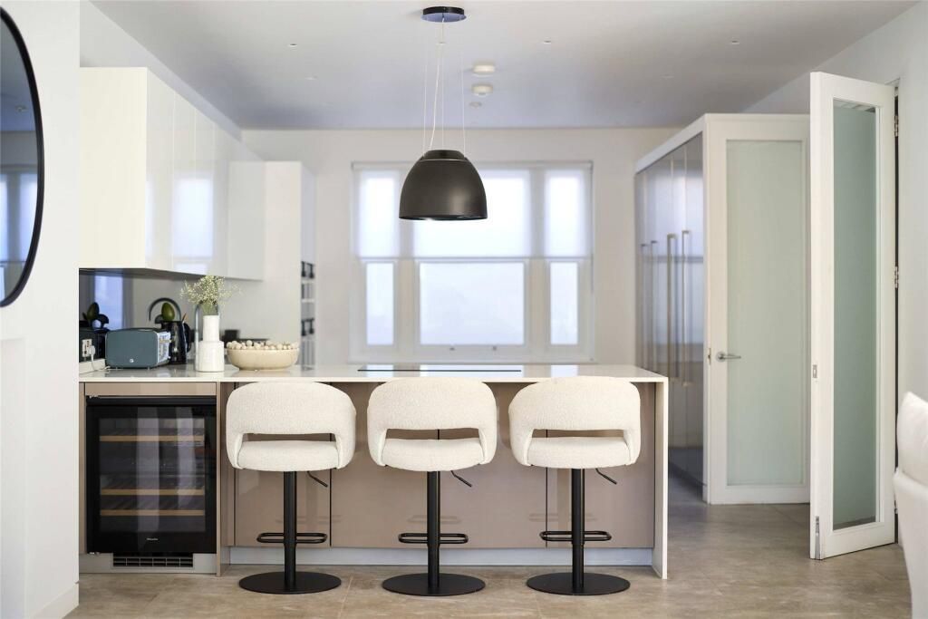 Property photo 2 of 25 3723_Phl250492_L_Img_02_0000.Jpeg