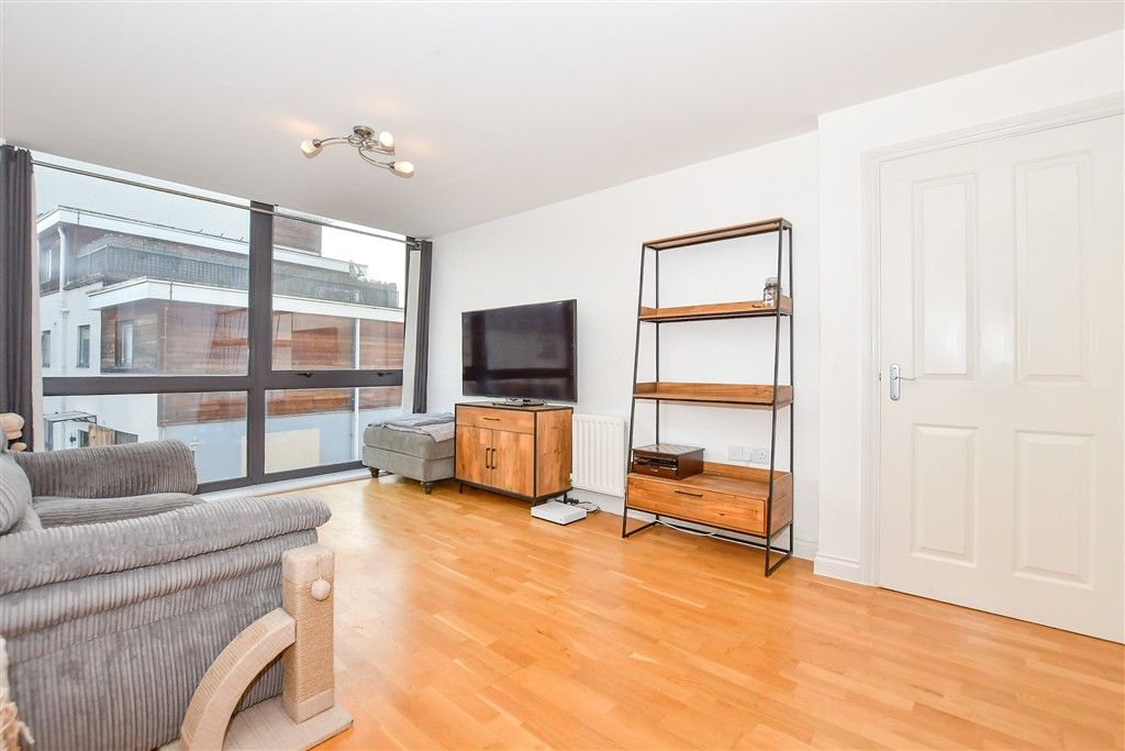 Property photo 3 of 10 Lounge