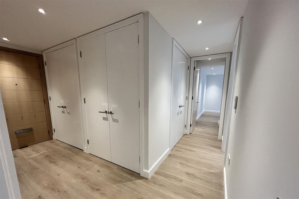 Property photo 3 of 17 Entrance Hall