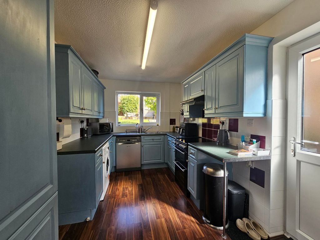 Property photo 2 of 12 Kentstone Close