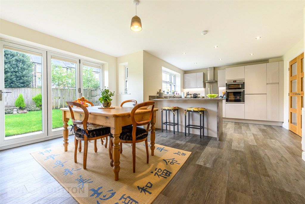 Property photo 3 of 27 Dining Kitchen