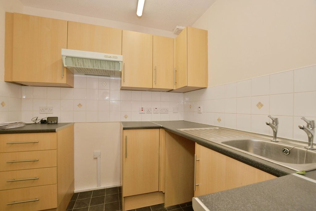 Property photo 3 of 12 Kitchen