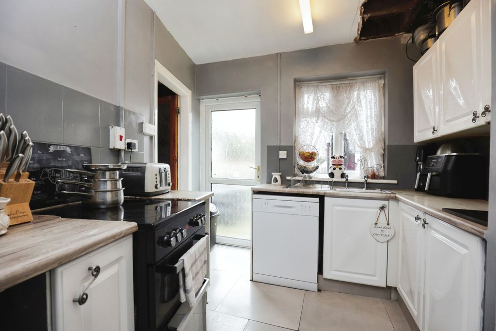 Property photo 2 of 14 Kitchen