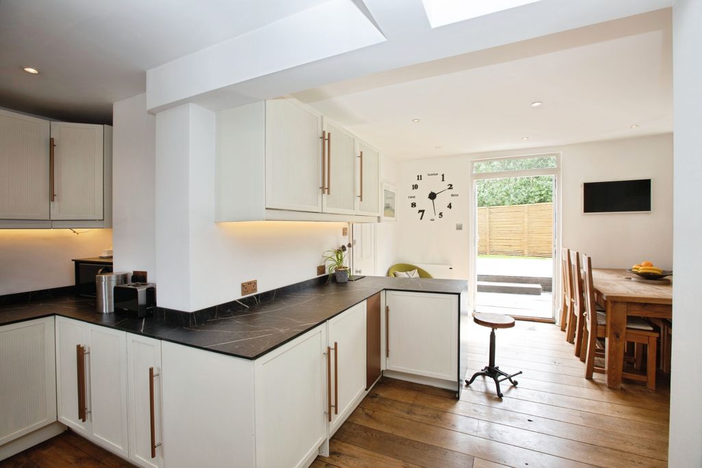Property photo 3 of 18 Kitchen