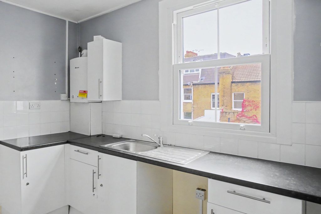 Property photo 3 of 10 54B Stanlake Road, London, W12 7Hl