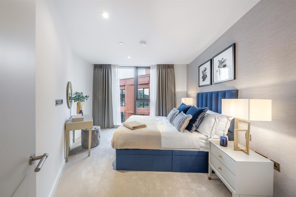 Property photo 3 of 31 Spacious Double Bedroom With Built-In Storage In W