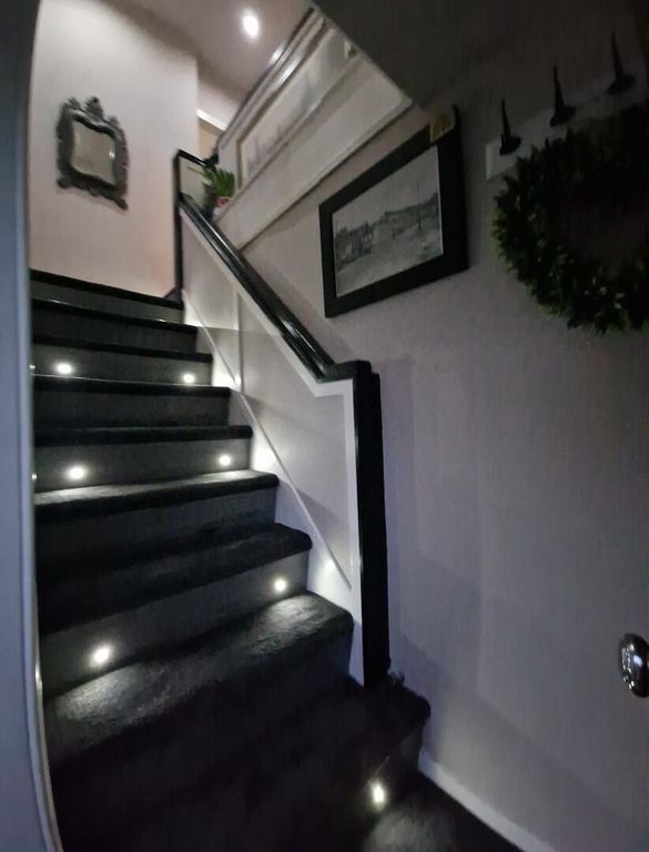 Property photo 3 of 11 Hallway