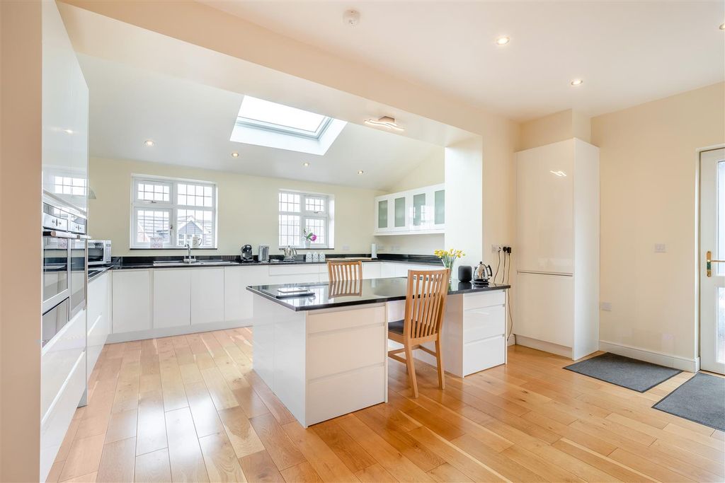 Property photo 2 of 44 8640488-Interior07.Jpg