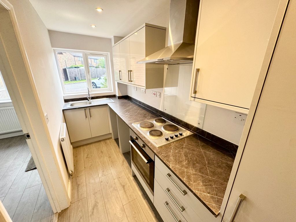 Property photo 2 of 5 9 Woodger Close - Kitchen