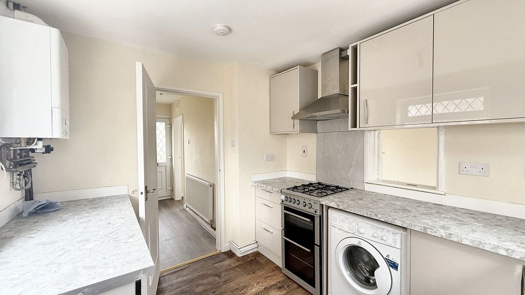 Property photo 3 of 8 Kitchen