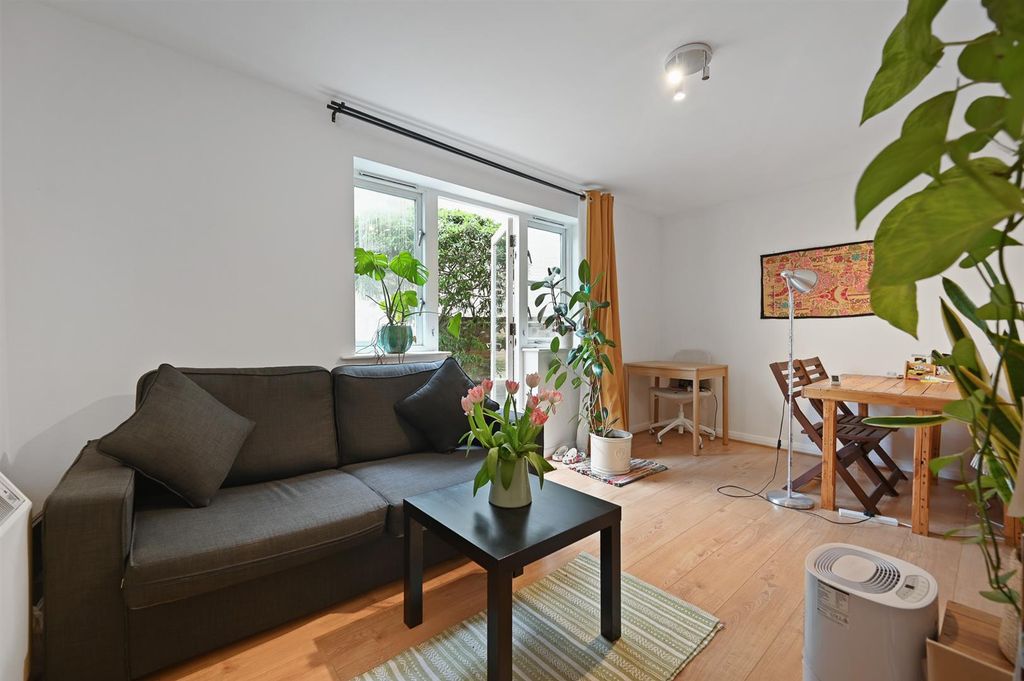 Property photo 2 of 7 Rclr- 48 Byron Mews- Reception 3 (1).Jpg