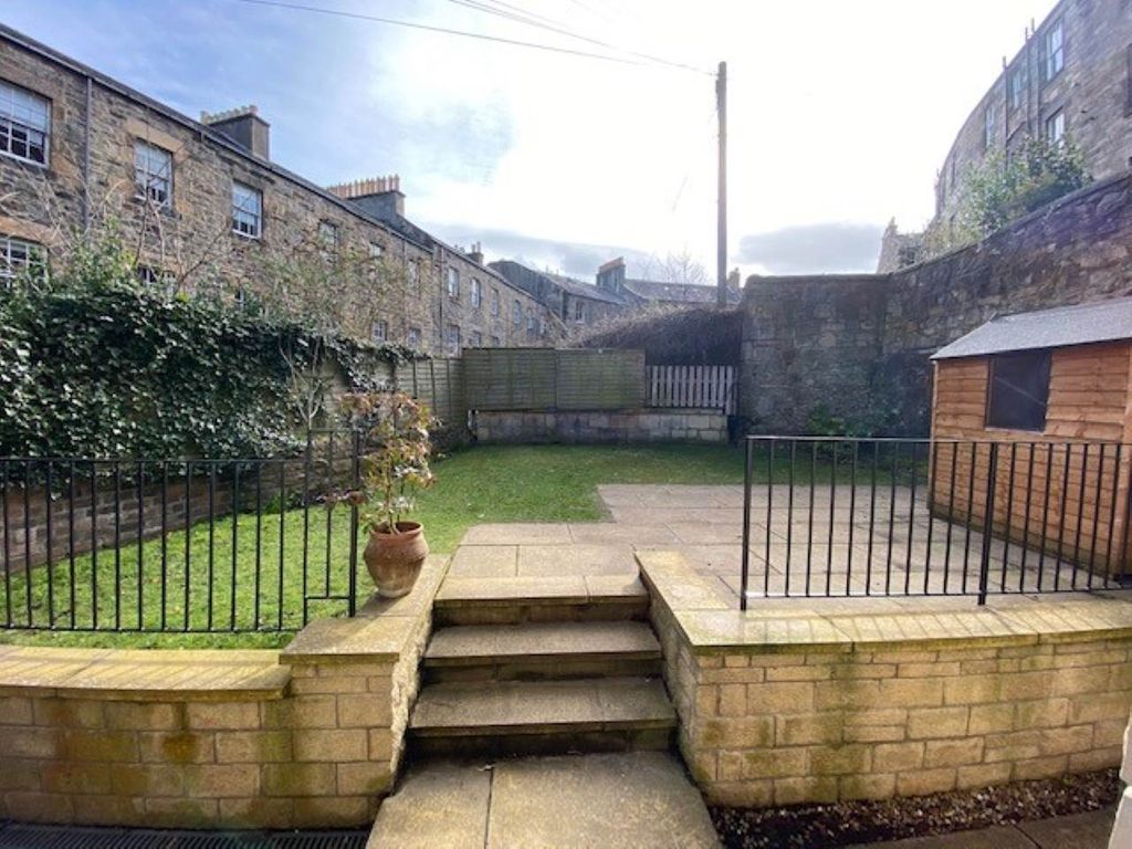 Property photo 3 of 12 Garden 3