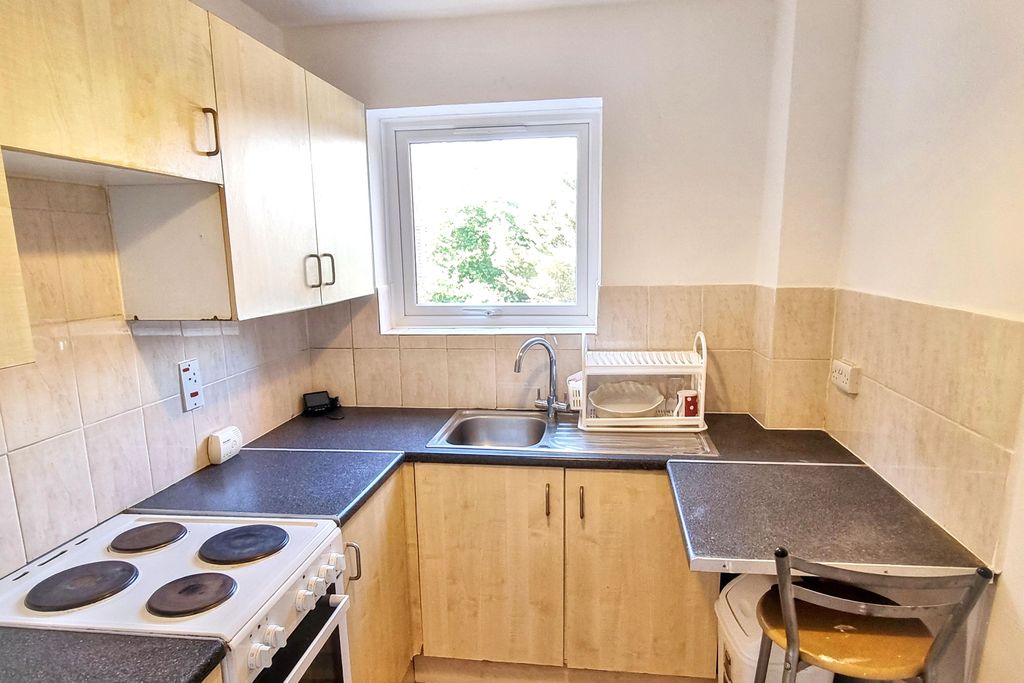 Property photo 3 of 15 Flat 30, Highland Court, 87 Gordon Road, South Woodford, London, E18 1Re