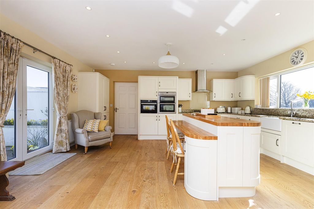 Property photo 2 of 52