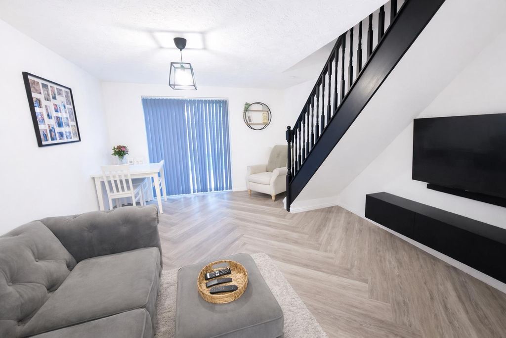 Property photo 3 of 10 Living Room